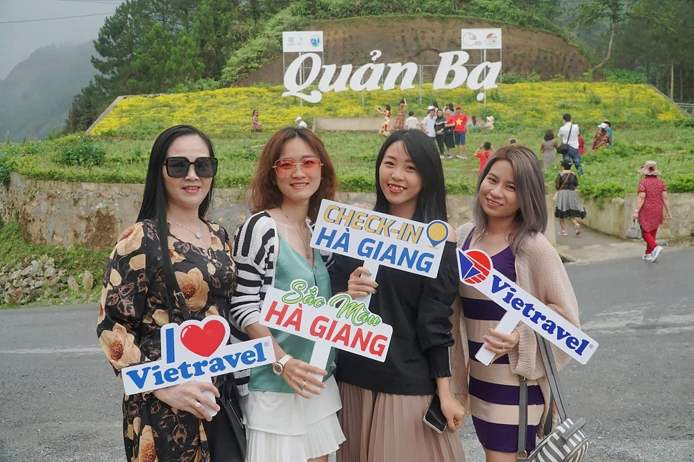 Đoàn khách Vietravel tham quan Hà Giang vào tháng 4/2021.