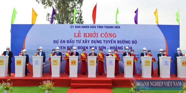 Các đại biểu ấn nút khởi công dự án đầu tư xây dựng tuyến đường bộ ven biển, đoạn Nga Sơn - Hoằng Hóa, tỉnh Thanh Hóa.