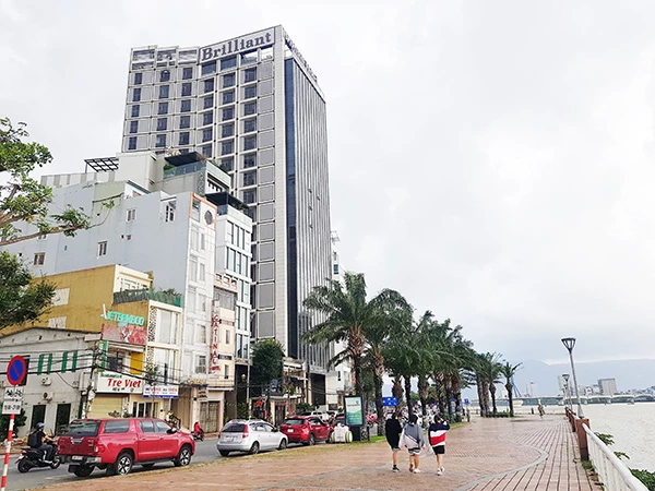 Khách sạn Brilliant trên đường Bạch Đằng chạy dọc bờ Tây sông Hàn là 1 trong 6 đơn vị vừa được Sở Du lịch Đà Nẵng công bố đủ điều kiện thí điểm đón khách quốc tế đến TP