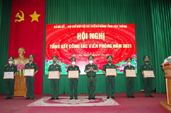 - Ảnh 1: Đại tá Trịnh Kim Khâm, Chỉ huy trưởng  BĐBP Sóc Trăng trao danh hiệu chiến sỹ thi đua và chiến sỹ tiên tiến năm 2021 cho các tập thể và cá nhân.