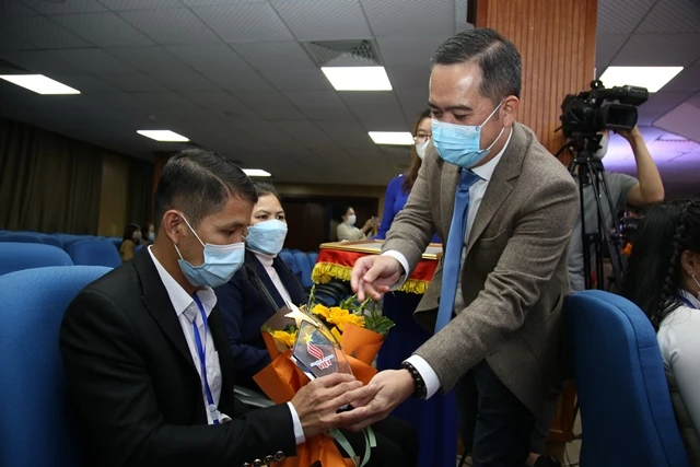 Phó trưởng Ban Dân vận Trung ương Nguyễn Lam  trao Bằng khen, Biểu trưng và hoa cho các đại biểu được tuyên dương trong chương trình "Tỏa sáng Nghị lực Việt".