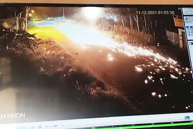 Chiếc ô tô kéo lê xe máy của công an trên mặt đường, tóe lửa. Ảnh chụp từ clip