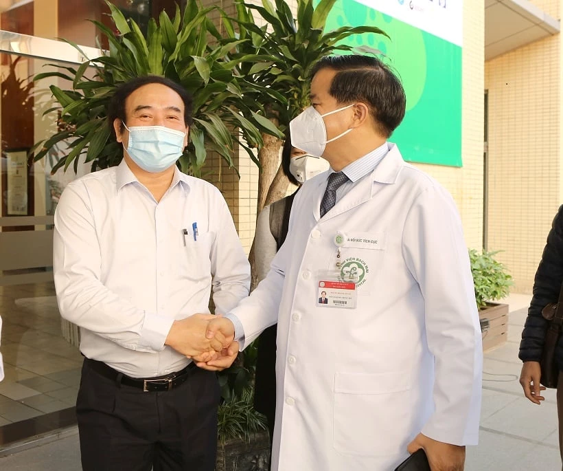 Bệnh viện Bạch Mai cử chuyên gia hồi sức cấp cứu Nguyễn Văn Chi - Phụ trách Trung tâm Cấp cứu A9, chuyên gia đầu ngành về hồi sức cấp cứu lên đường vào An Giang. Ảnh: BVCC
