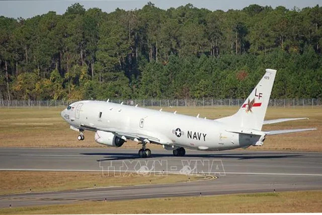 P-8A Poseidon của hải quân Hoa Kỳ cất cánh từ căn cứ không quân ở bang Florida. Ảnh tư liệu: AFP/TTXVN