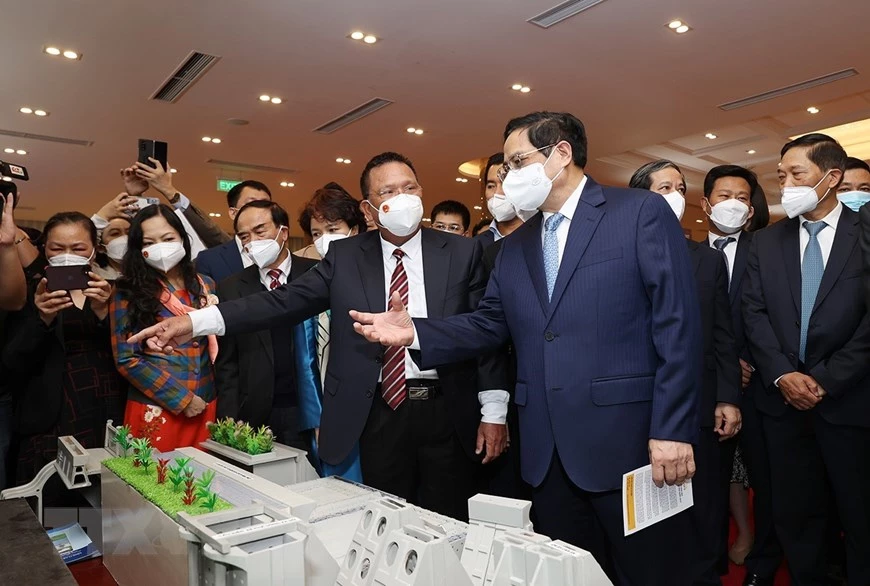 Chủ tịch Hiệp hội Doanh nghiệp KH - CN Việt Nam, ông Hoàng Đức Thảo và Thủ tướng Phạm Minh Chính tại gian hàng trưng bày mô hình sản phẩm của Công ty BUSADCO.