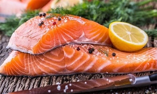 Các loại cá béo chứa nhiều axit béo omega-3 giúp loại bỏ mỡ nội tạng