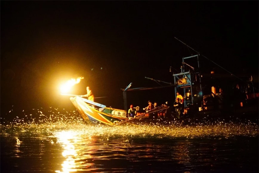 Độc đáo nghề đánh cá bằng lửa, cá 'điên cuồng' lao đến những chiếc lưới giăng sẵn