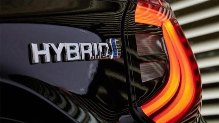 ra mắt mazda 2 hybrid tiêu thụ nhiên liệu ngang xe máy