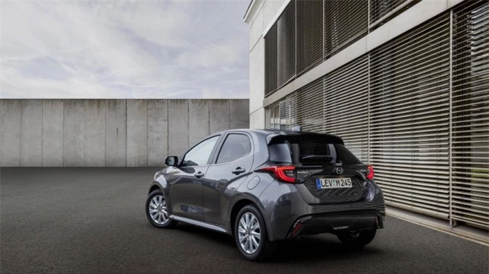 ra mắt mazda 2 hybrid tiêu thụ nhiên liệu ngang xe máy