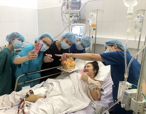 Khoa Hồi sức tích cực chống độc – Bệnh viện Đà Nẵng tổ chức sinh nhật nhỏ, kết nối sản phụ Nguyễn K.T với chồng và con bệnh nhân để bệnh nhân có thêm niềm tin, động lực, tiếp tục cố gắng chiến thắng bệnh tật, nhanh chóng về với gia đình