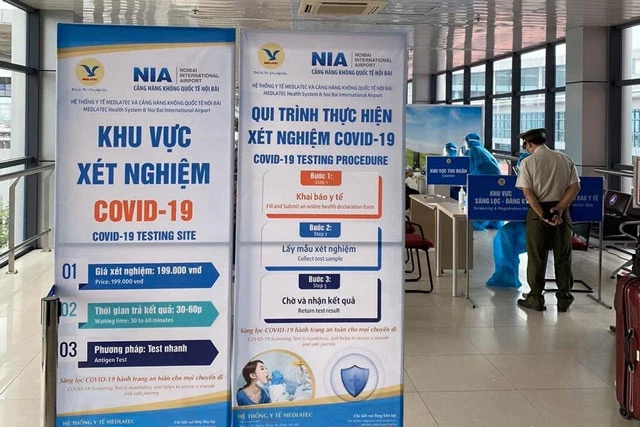 Cảng hàng không quốc tế Nội Bài sẽ tạm dừng dịch vụ test nhanh COVID-19 cho hành khách từ 16/12. (Ảnh: CTV/Vietnam+)