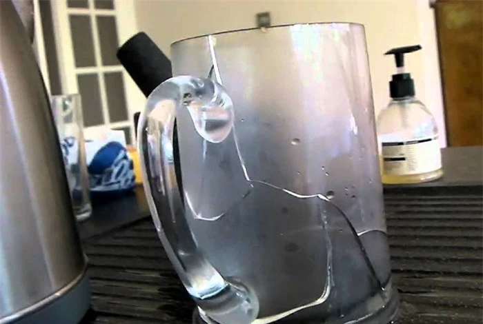 Bí quyết dùng ly thủy tinh không bị nứt khi đựng nước nóng