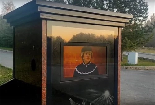 Nga: Đây là ngôi mộ đầu tiên lắp TV để chiếu video về người đã khuất - Ảnh 1.