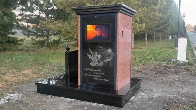 Nga: Đây là ngôi mộ đầu tiên lắp TV để chiếu video về người đã khuất - Ảnh 2.