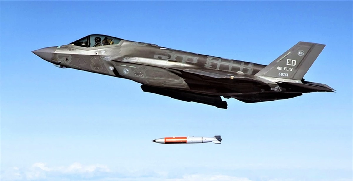 Chiếc F-23A thực hành thả bom nhiệt hạch B61-12; Nguồn: ainonline.com.