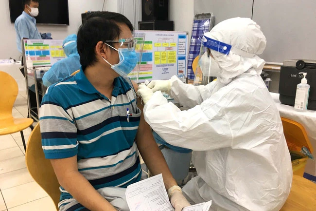 Lực lượng y tế tiêm vaccine phòng COVID-19 cho người dân (Ảnh: TTXVN)