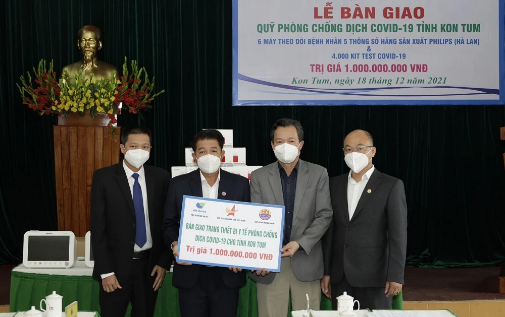 Ông Vũ Mạnh Hùng (thứ 2 từ trái sang), Chủ tịch Tập đoàn Hùng Nhơn và đại diện Tập đoàn De Heus, trao tặng trang thiết bị y tế cho tỉnh Kon Tum.
