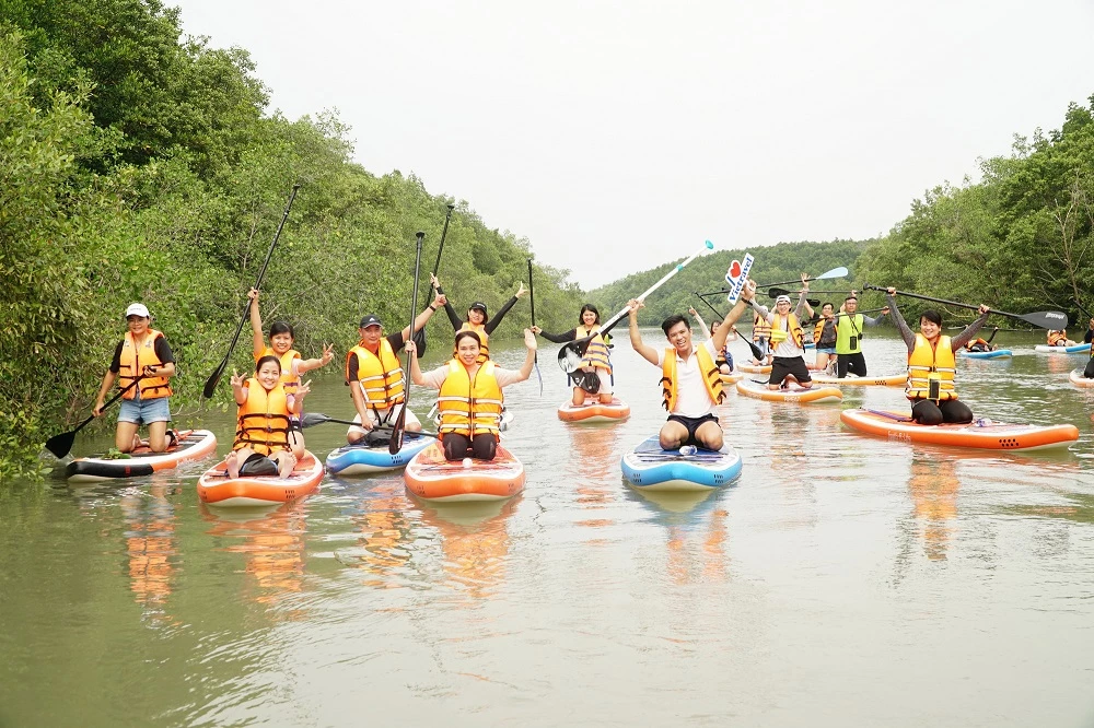 du khách tìm nguồn năng lượng tích cực với trải nghiệm trekking, chèo SUP (chèo thuyền đứng), tận hưởng bầu không khí trong lành tuyệt đối.