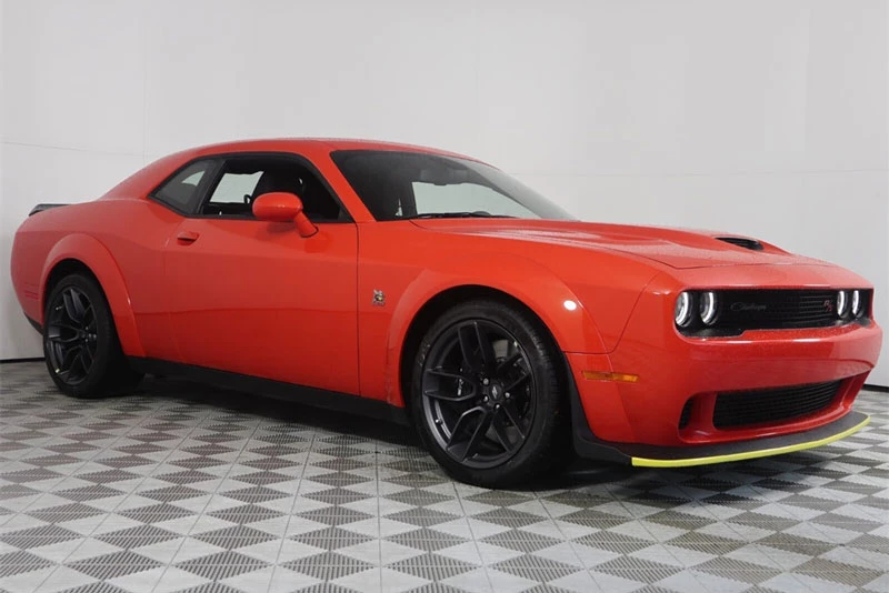 =5. Dodge Challenger RT Scat Pack (giá khởi điểm: 38.695 USD, thời gian tăng tốc từ 0-96 km/h: 4,5 giây).