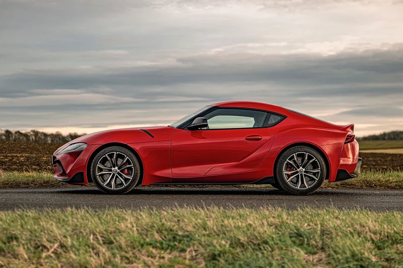 =9. Toyota GR Supra 2.0 (giá khởi điểm: 44.215 USD, thời gian tăng tốc từ 0-96 km/h: 4,8 giây).