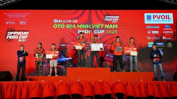 Lễ trao giải cho những đội xe chiến thắng tại giải Vietnam Offroad Cup (VOC)