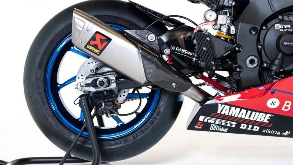 Xe sẽ được trang bị ống xả Akrapovic tiêu chuẩn WSBK cùng với bộ ECU GYTR (Genuine Yamaha Technology Racing) để tăng công suất.