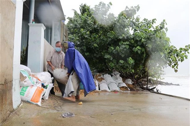 Bão số 9 gây mưa to, gió giật ở Lý Sơn, sóng biển dâng cao “đánh úp” các khu dân cư ven biển Phú Yên - Ảnh 1.
