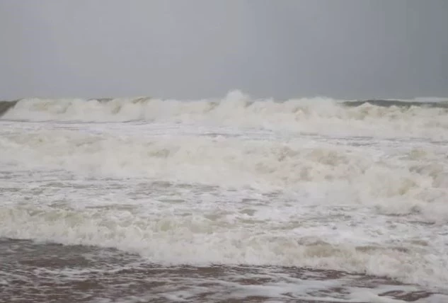 Ảnh hưởng của bão số 9 khiến sóng biển dâng cao và mạnh. (Ảnh: TTXVN)