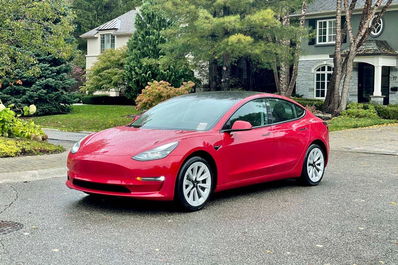 Xe điện tốt nhất: Tesla Model 3.