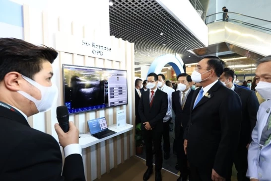  Thủ tướng Prayut Chan-o-cha thăm triển lãm Bệnh viện Thông minh 5G.