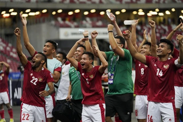 Các cầu thủ Indonesia ăn mừng suất vào bán kết với ngôi nhất bảng B