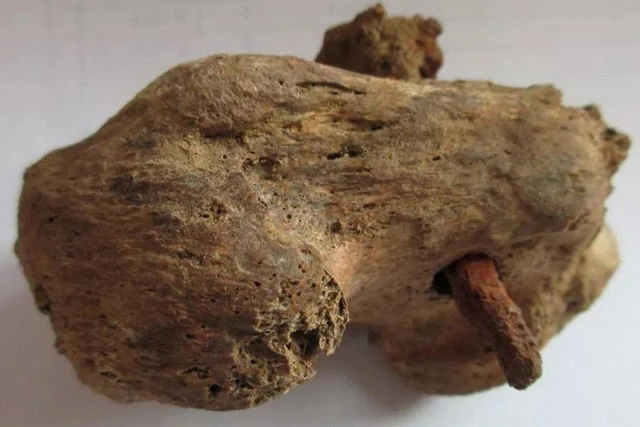 Chiếc đinh xuyên qua gót chân của một người đàn ông La Mã vừa được phát hiện ở Anh.