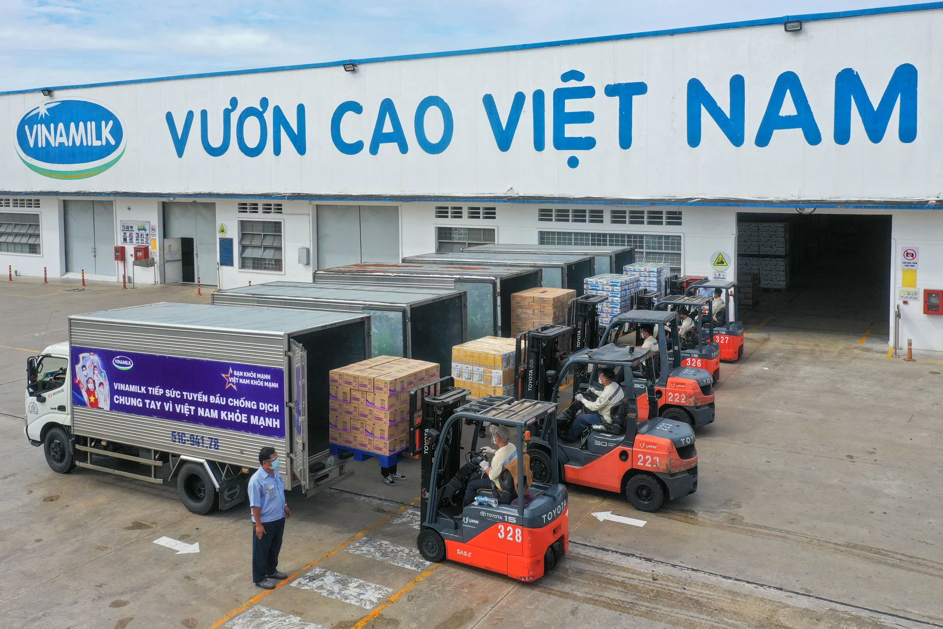 Các chuyến xe với lời chúc "Tuyến đầu khỏe mạnh, vì Việt Nam khỏe mạnh” của Vinamilk mang theo món quà sức khỏe đến với tuyến đầu