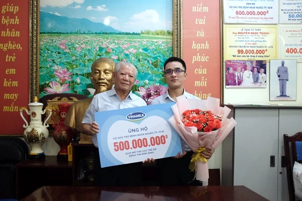 Đại diện Vinamilk ủng hộ 500 triệu đồng cho Hội Bệnh nhân nghèo TP Hồ Chí Minh.