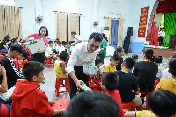 Các em nhỏ nhận sữa từ chương trình Quỹ sữa Vươn cao Việt Nam trong năm 2020.