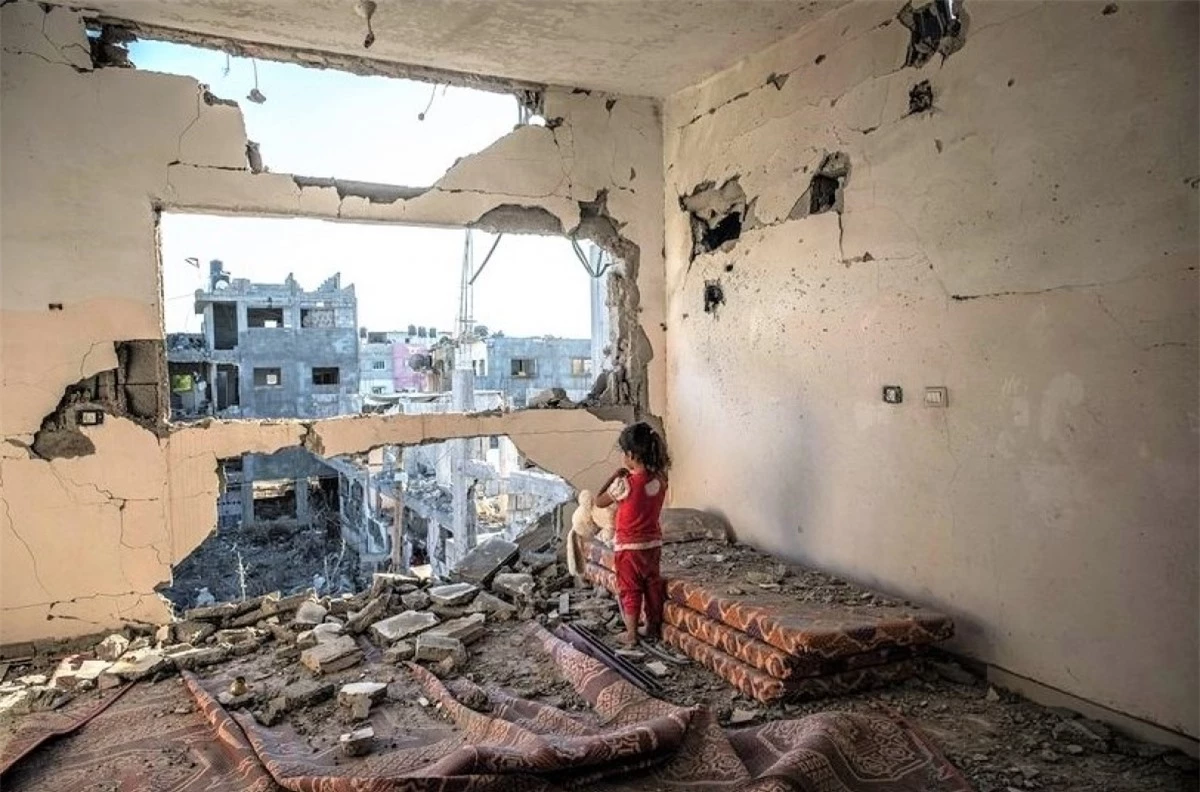 Bé gái tại Dải Gaza, tháng 5/2021.Trong cuộc xung đột đẫm máu nhất giữa Israel và Palestine, các cuộc không kích do phía Israel thực hiện (để trả đũa vụ bắn tên lửa từ Hamas) đã xé toạc ngôi nhà của gia đình một bé gái ở Beit Hanoun, Gaza vào ngày 24/5. Thật đau lòng với hình ảnh bé gái đứng chân trần giữa đống đổ nát của ngôi nhà yêu thương, nhìn ra xa qua bức tường nhà bị bom phá hủy.