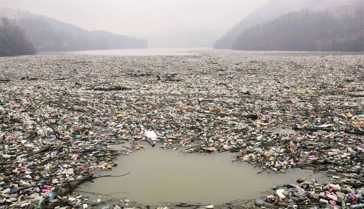 Rác trên hồ ở Serbia, năm 2021.Bức ảnh về một dòng sông băng đầy rác thải làm tắc nghẽn dòng sông Lim gần thành phố Priboj ở Tây Balkans, thật đáng kinh ngạc. Đây chính là hậu quả của các biện pháp quản lý chất thải tồi, sự gia tăng của tình trạng đổ rác bất bừa bãi và lũ lụt trong khu vực - những điều đã khiến rác dồn về một điểm.