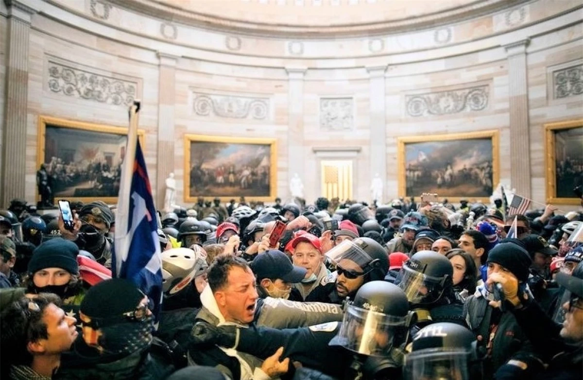 Bạo loạn ở Điện Capitol, Mỹ, tháng 1/2021.Hình ảnh những người ủng hộ ông Donald Trump xô xát dữ dội với cảnh sát ở Rotunda của Điện Capitol (Mỹ) ngày 6/1 gây chấn động thế giới. Họ ủng hộ Trump phản đối việc xác nhận Joe Biden là Tổng thống đắc cử.
