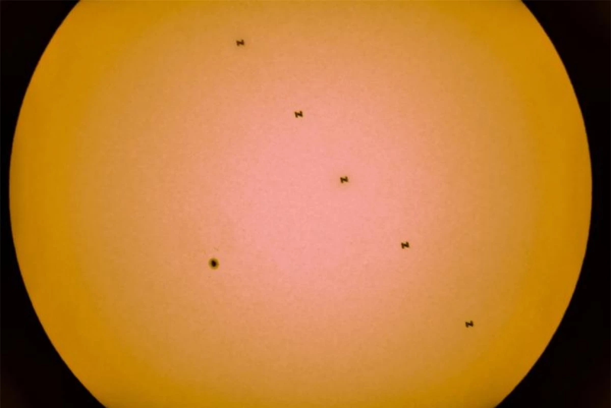 Một hình ảnh tổng hợp của 5 bức ảnh riêng biệt được chụp bằng một máy ảnh duy nhất cho thấy bóng của vết đen Mặt trời và Trạm vũ trụ quốc tế khi đi ngang qua Mặt trời. Hình ảnh được ghi lại gần Tbilisi, Georgia, ngày 19/6/2021.