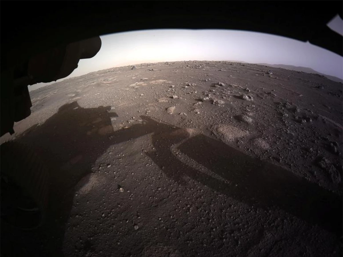 Hình ảnh màu có độ phân giải cao đầu tiên được ghi lại từ Hazcams (camera nguy hiểm) ở mặt dưới của tàu thám hiểm Perseverance của NASA sau khi hạ cánh xuống sao Hỏa, ngày 18/2/2021.