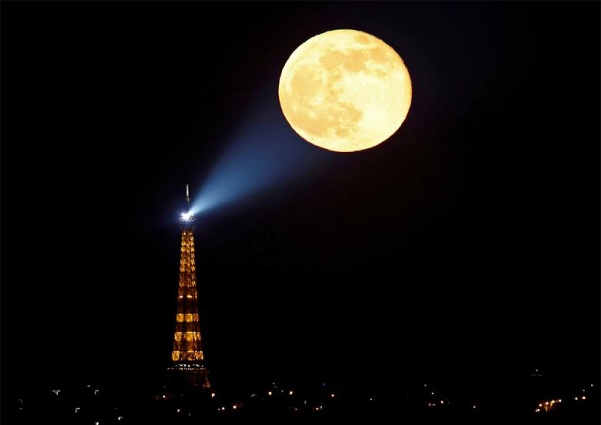"Siêu trăng hồng" phía sau Tháp Eiffel ở Paris, Pháp, ngày 27/4/2021.