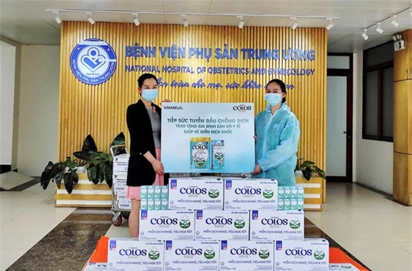 Vinamilk trao tặng 50.000 sản phẩm ColosGold cho con em y bác sĩ tuyến đầu - Ảnh 1.