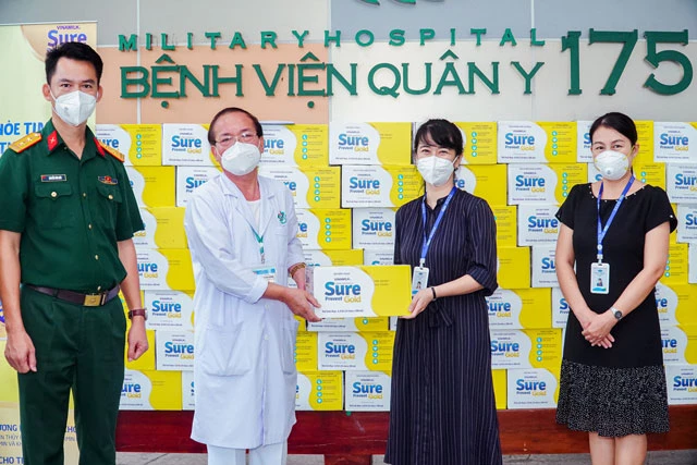 Đại diện Vinamilk gửi tặng món quà sức khỏe đến các “anh hùng áo trắng” tại Bệnh viện Quân y 175 TP Hồ Chí Minh.