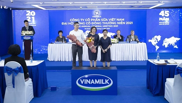 Bà Lê Thị Băng Tâm, Chủ tịch Hội đồng quản trị Vinamilk chúc mừng 2 thành viên mới tham gia Hội đồng quản trị.