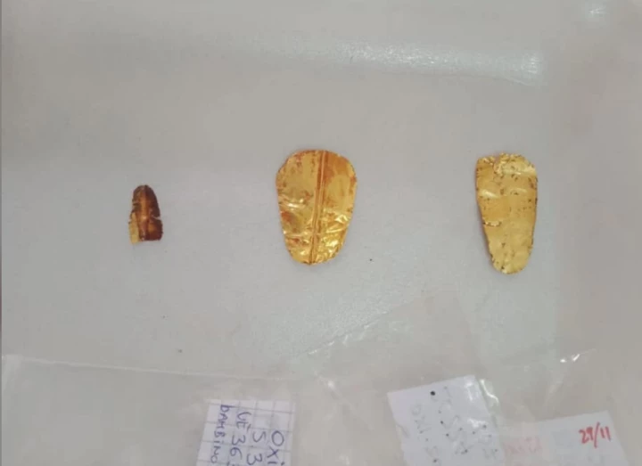 3 chiếc lưỡi vàng được tìm thấy trong các ngôi mộ. (Ảnh: Bộ Du lịch và Cổ vật Ai Cập)