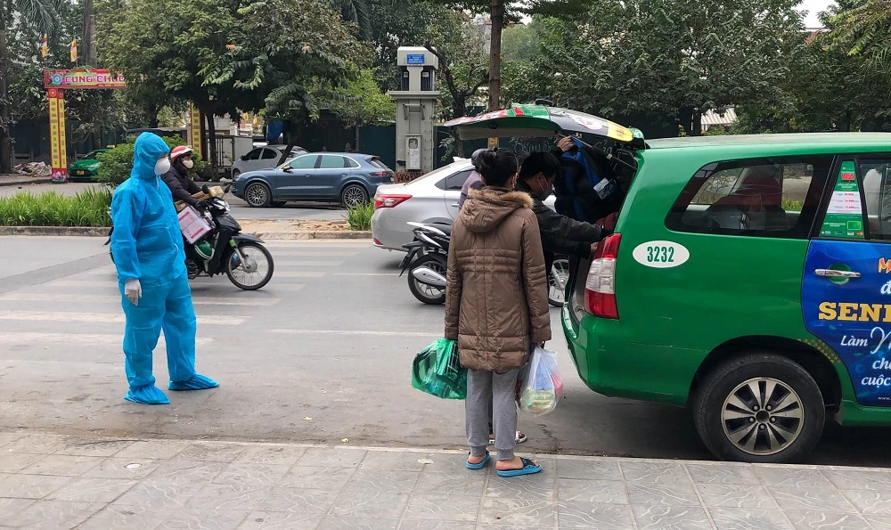 “Biệt đội taxi Mai Linh chở F0” đón người dân hết cách ly y tế về nhà. 