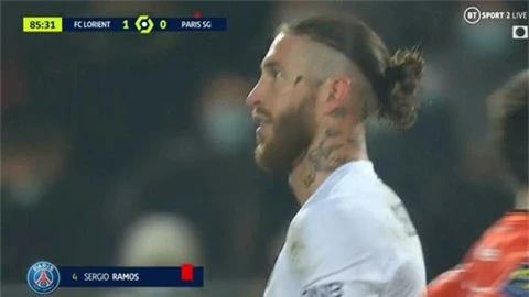 Fan PSG phấn khích khi Ramos nhận thẻ đỏ