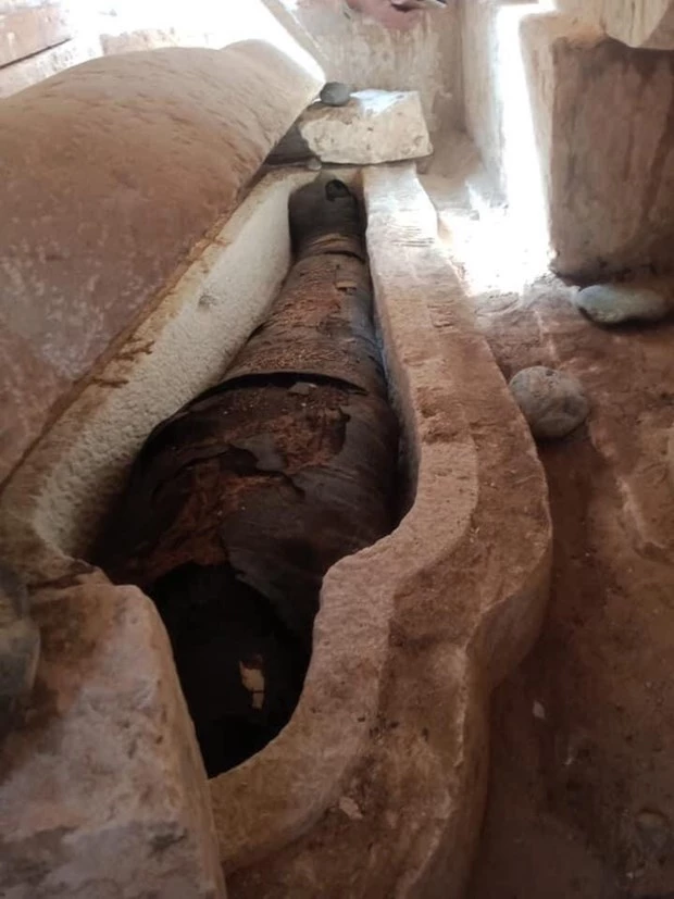 Chiếc quan tài làm bằng đá vôi được phát hiện bên trong ngôi mộ cổ tại tỉnh Minya (Ai Cập). (Ảnh: THX/TTXVN)
