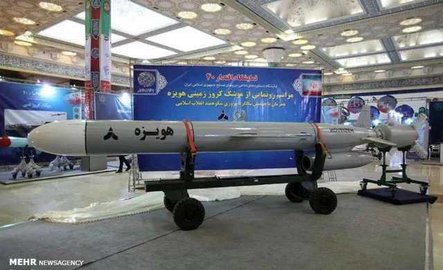 Mô hình tên lửa hành trình Hoveizeh được trưng bày tại Tehran ngày 2/2/2019. Ảnh: MEHR