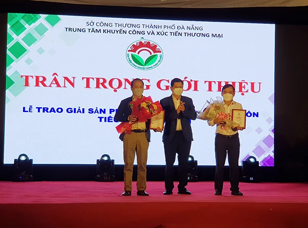 Phó Chủ tịch UBND TP Đà Nẵng Trần Phước Sơn trao Giấy chứng nhận sản phẩm công nghiệp nông thôn tiêu biểu năm 2021 cấp quốc gia cho 2 sản phẩm là Kính cường lực (Công ty CP công nghệ Đức Huy) và Bánh tráng gạo (Công ty TNHH MTV Sản xuât và thương mại Đại Cường)